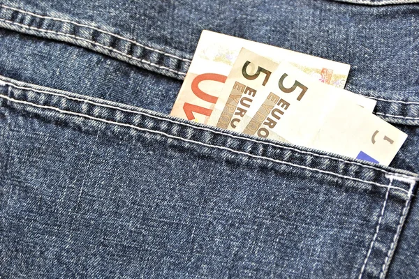 Geld in der Hosentasche einer Jeans — Stockfoto