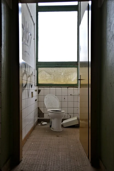 WC em uma fábrica abandonada — Fotografia de Stock