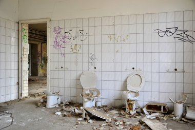 terkedilmiş bir fabrikada tuvaletler
