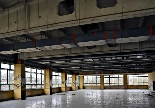 Terkedilmiş bir fabrikasının yemek odası — Stok fotoğraf