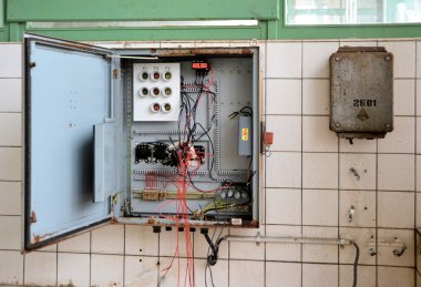 terkedilmiş bir fabrikada eski sigorta kutusu