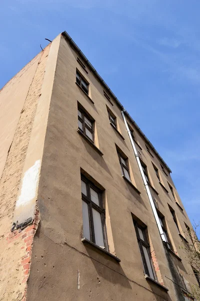 Leerstehendes und verlassenes Wohnhaus in einer Stadt — Stockfoto