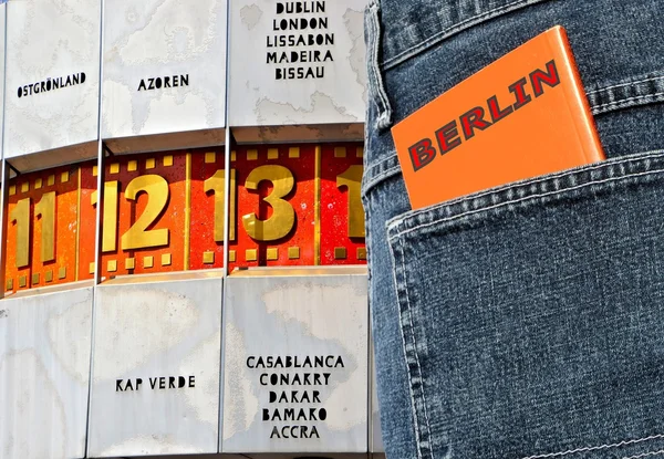 A tourist with a guidebook in your pocket in Berlin at the World Clock — Stock Photo, Image