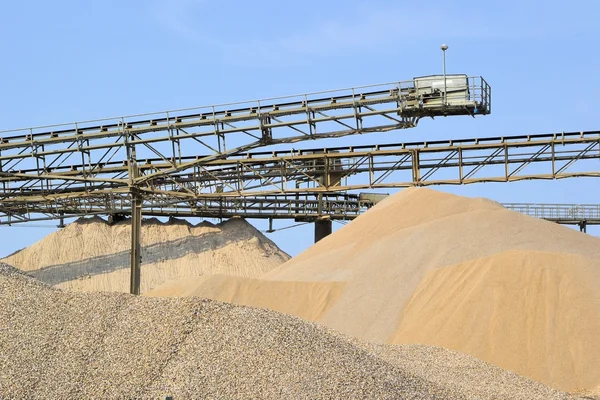 Berg av sand och grus i ett grustag — Stockfoto