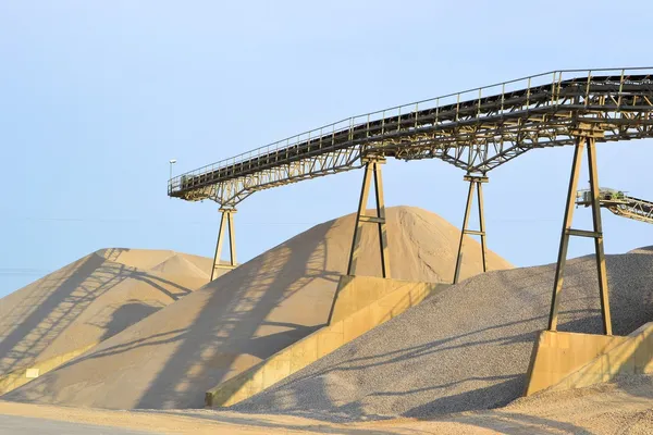 Montagnes de sable et de gravier dans une gravière — Photo