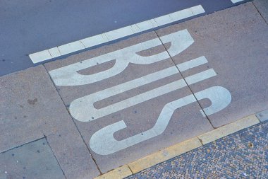Berlin'de bir sokakta bir otobüs şeridi