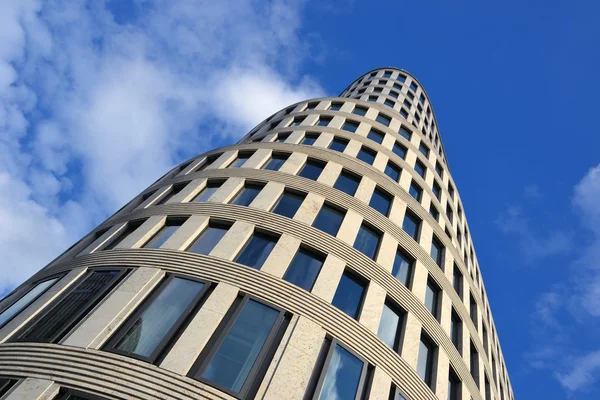 Un edificio alto en el centro de Berlín — Foto de Stock