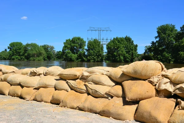 Töltött homokzsákokat az árvíz elleni védelem — Stock Fotó