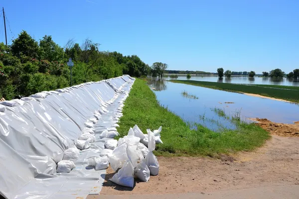 Sacos de areia para evitar inundações no Elba perto de Magdeburg — Fotografia de Stock