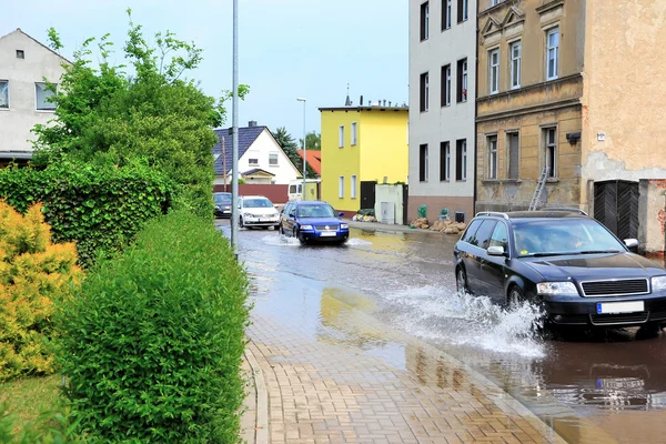 Autók hajt át a elárasztott Magdeburg — Stock Fotó