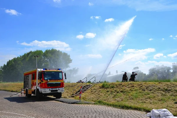Powrót Kiedy strażacy pompowania wody na wysokiej fali w Magdeburgu — Zdjęcie stockowe