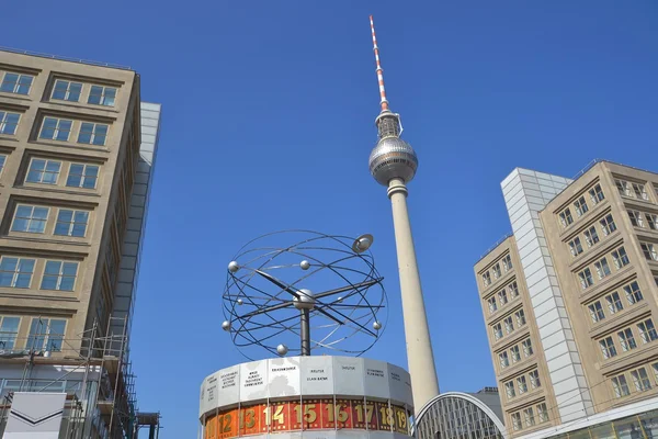 Alexanderplatz w Berlinie z wieży telewizyjnej i zegar światowy — Zdjęcie stockowe