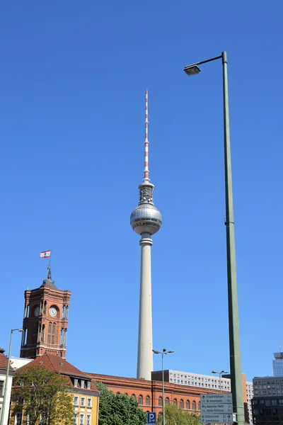 Czerwony Ratusz, wieża telewizyjna, a duże lampy uliczne w Berlinie — Zdjęcie stockowe