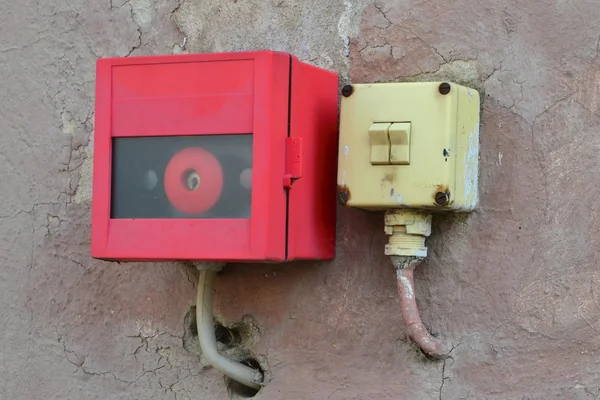 Lichtschalter und Alarmknopf an einer Hauswand — Stockfoto