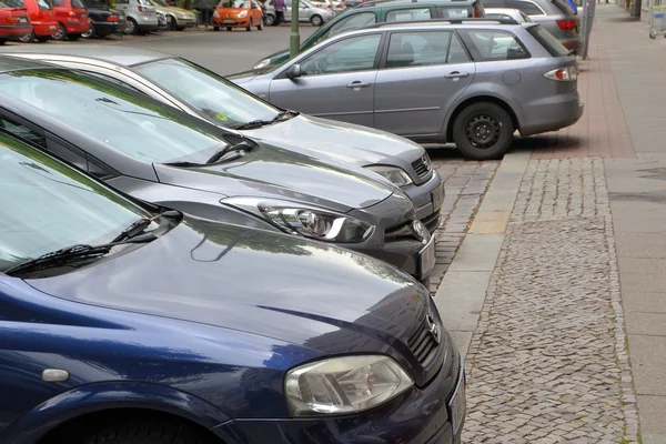 Cars parked on the roadside — Stock Photo, Image