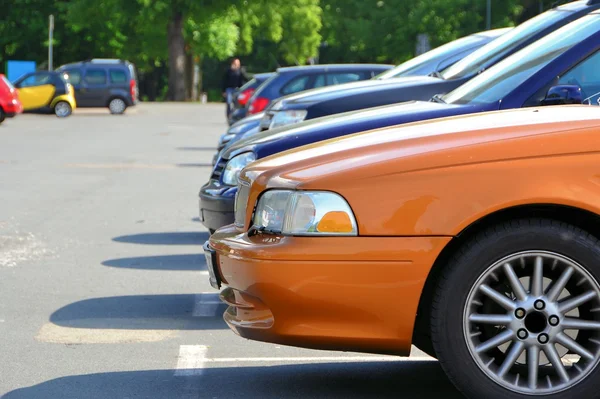 Cars parked on the roadside — Stock Photo, Image