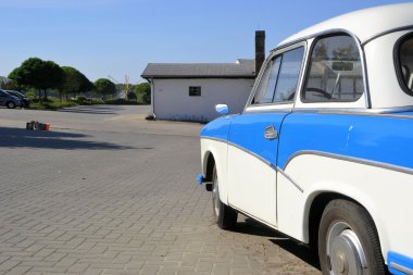 mavi-beyaz klasik otomobil yol kenarında üzerinde