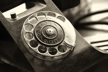 Masadaki eski telefon.