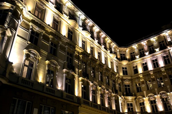 Uma magnífica casa em Karlovy Vary à noite — Fotografia de Stock
