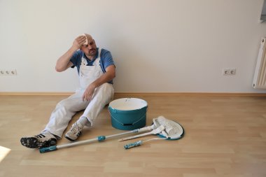 bir inşaatta çalıştıktan sonra bir ressam