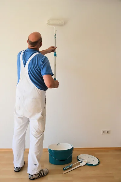 Ein Maler bei der Arbeit auf einer Baustelle — Stockfoto