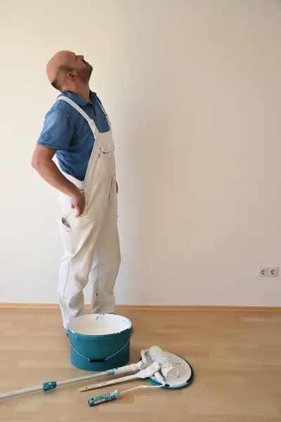 A painter at work on a construction site — Stock Photo, Image