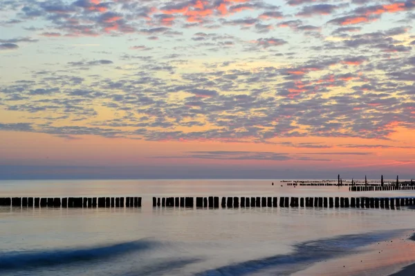 De manhã cedo na praia da costa do Báltico — Fotografia de Stock