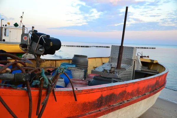 Barco de pesca na praia da costa do Báltico — Fotografia de Stock