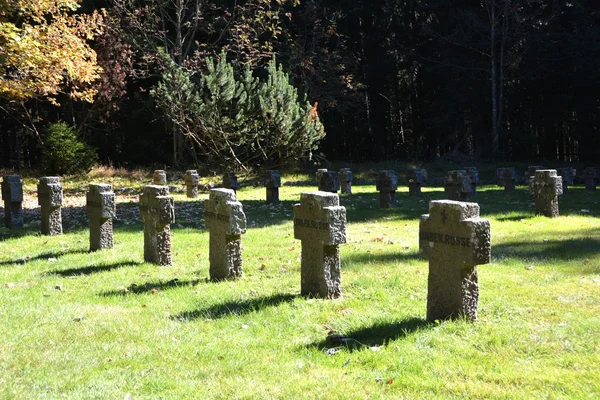 Tumbas de soldados desconocidos en un cementerio militar —  Fotos de Stock