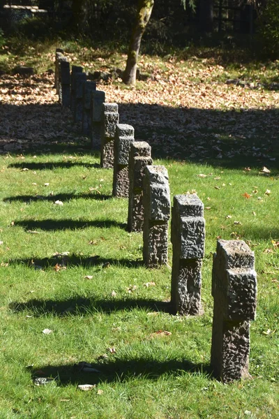 Gräber unbekannter Soldaten auf einem Soldatenfriedhof — Stockfoto