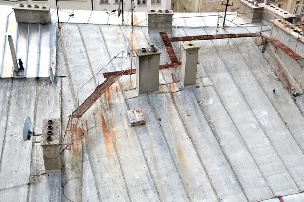 卡洛维 · 瓦里一座房子的铁皮屋顶 — 图库照片