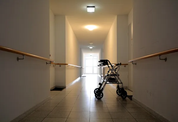 在一家疗养院的走廊 免版税图库图片