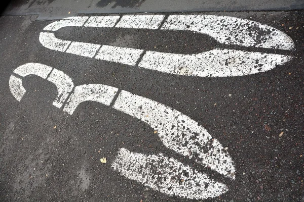 Un panneau de limitation de vitesse sur une route — Photo