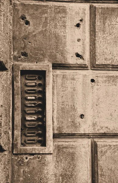 プラハの古い家に玄関の呼び鈴に署名します。 — ストック写真
