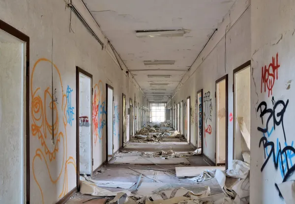 Longo corredor em um prédio de escritórios abandonado — Fotografia de Stock