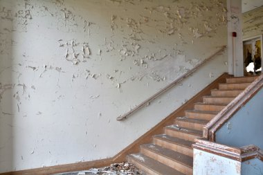 terk edilmiş bir binada harap bir merdiven
