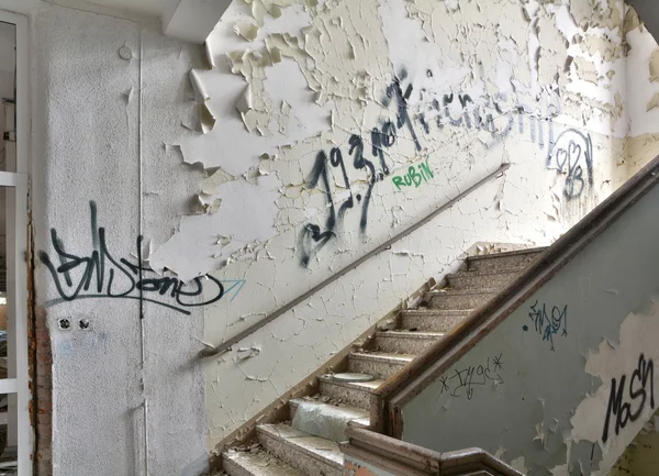 Una escalera en ruinas en un edificio abandonado —  Fotos de Stock