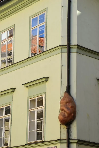 Downpipe на фасаді в Празі — стокове фото
