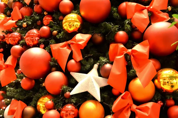 Menghias pohon Natal — Stok Foto