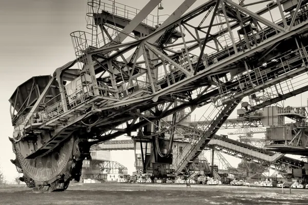 Grävmaskin i den nedlagda dagbrott ferropolis — Stockfoto