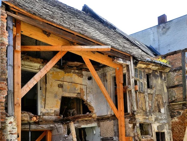 Räddningsaktion i ett gammalt hus i brandenburg — Stockfoto