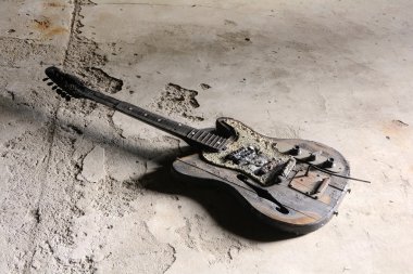 yanmış gitar
