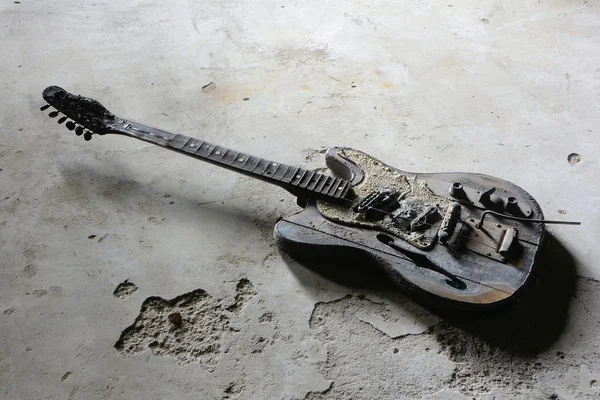 Burnt guitar — Stock Photo, Image