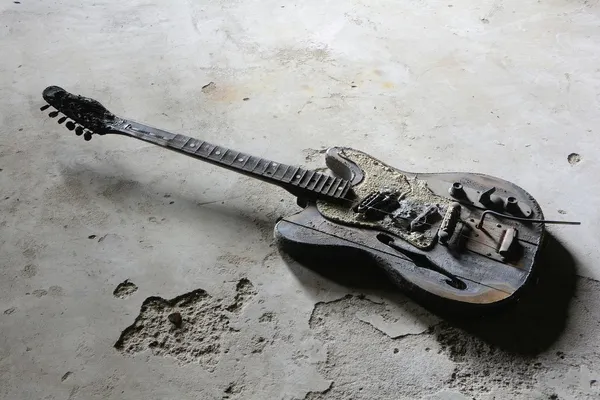 yanmış gitar