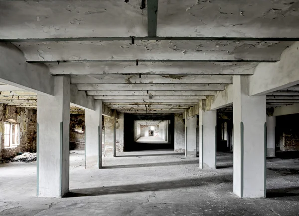 Long room with thick columns — Stock Photo, Image