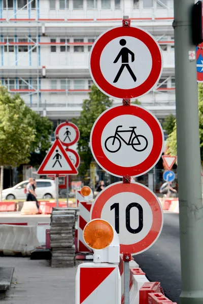 Viele Verkehrszeichen — Stockfoto