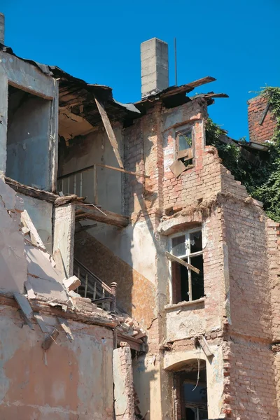 Gedeeltelijk samengevouwen dorpshuis — Stockfoto