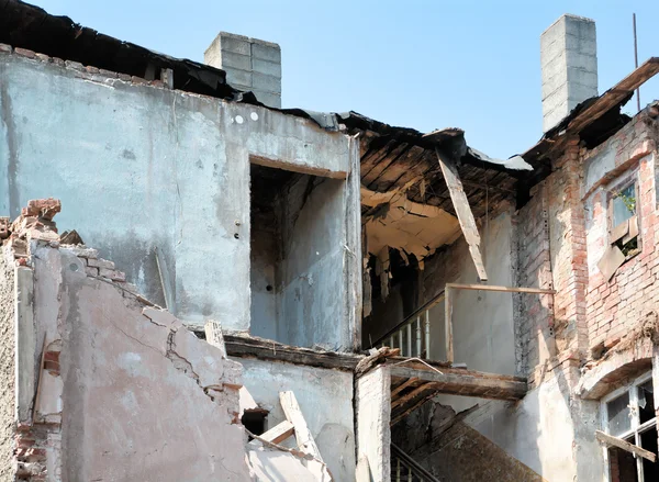 Velha casa parcialmente colapsada — Fotografia de Stock