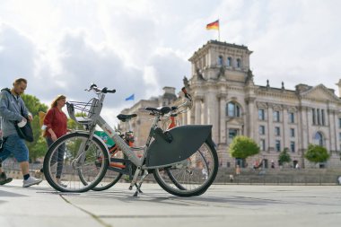  Berlin, Almanya 13 Eylül 2021: Hükümet bölgesinde Berlin Nextbike kentinin bisiklet kiralama sisteminin bisikleti. Arka planda Reichstag.                              