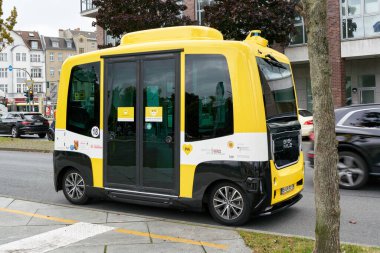  Berlin, Almanya 17 Eylül 2021: Berlin 'in Tegel ilçesinde test aşamasında BVG (Berliner Verkehrsbetriebe) projesi olarak otonom otobüsü sürmek                              
